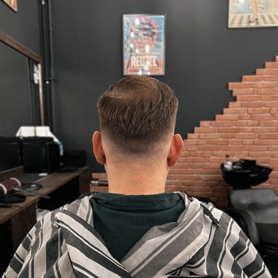 Czyste wykończenie karku w Gentlemen Barber Shop Radom - realizacja barberska w Radomiu