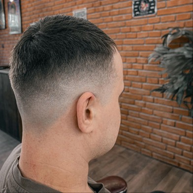 Fade z naturalną teksturą w Gentlemen Barber Shop Radom - realizacja barberska w Radomiu