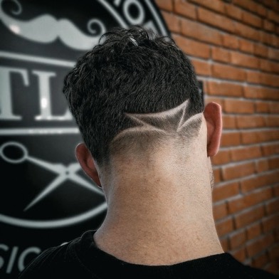 Geometric design na karku w Gentlemen Barber Shop Radom - realizacja barberska w Radomiu