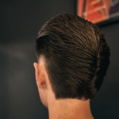 Klasyczny slick back - tył w Gentlemen Barber Shop Radom - realizacja barberska w Radomiu