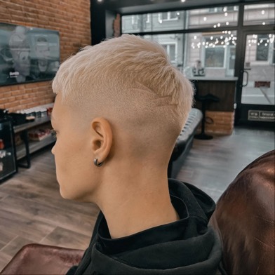 Platynowy blond crop w Gentlemen Barber Shop Radom - realizacja barberska w Radomiu