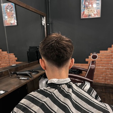 Praca barbera przy fade w Gentlemen Barber Shop Radom - realizacja barberska w Radomiu