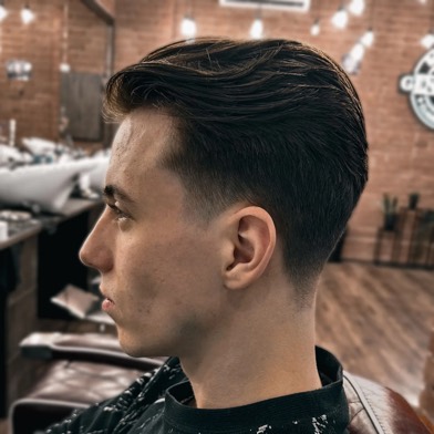Slick back z połyskiem w Gentlemen Barber Shop Radom - realizacja barberska w Radomiu