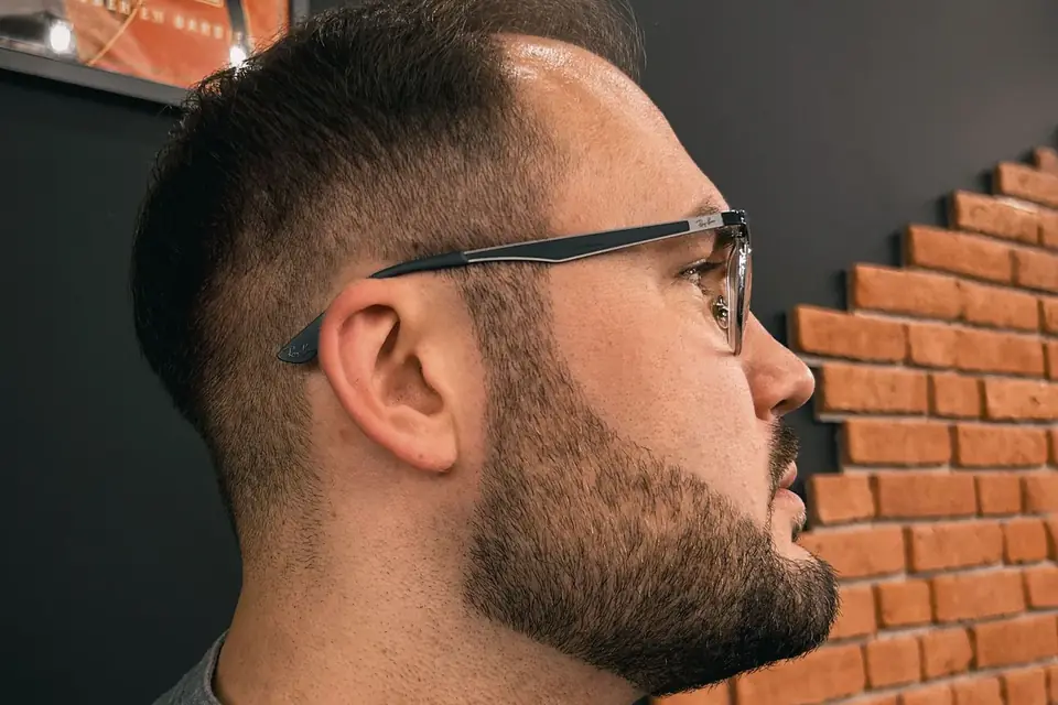 Strzyżenie brody, golenie brzytwą czy odsiwianie? Jak wybrać usługę barberską w Radomiu
