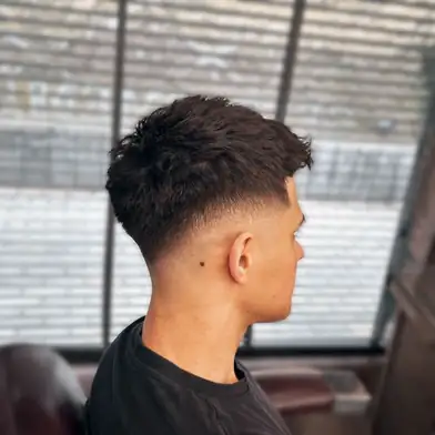 Curly Fade bei Gentlemen Barber Shop Radom - Barberarbeit in Radom