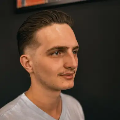 Klassischer Gentleman bei Gentlemen Barber Shop Radom - Barberarbeit in Radom