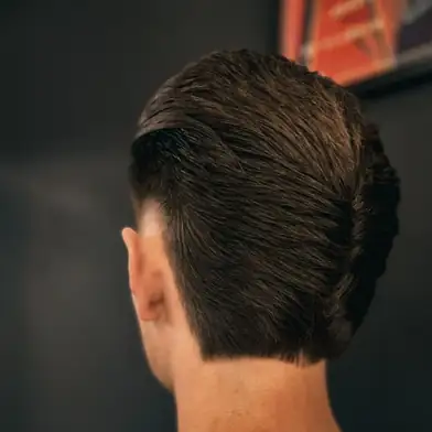 Klassischer Slick Back - Rückansicht bei Gentlemen Barber Shop Radom - Barberarbeit in Radom