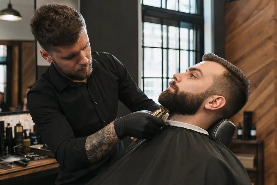 Barber Radom: kontury włosów i brody, które robią różnicę między „jakoś” a naprawdę schludnie