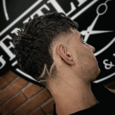 Curly fade profil chez Gentlemen Barber Shop Radom - réalisation barbier à Radom