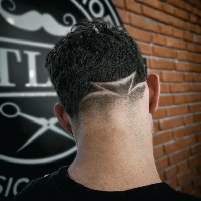 Design géométrique de nuque chez Gentlemen Barber Shop Radom - réalisation barbier à Radom