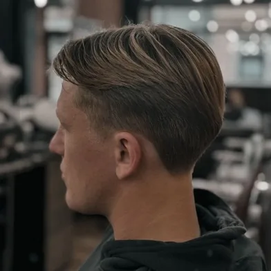 Side part avec volume chez Gentlemen Barber Shop Radom - réalisation barbier à Radom